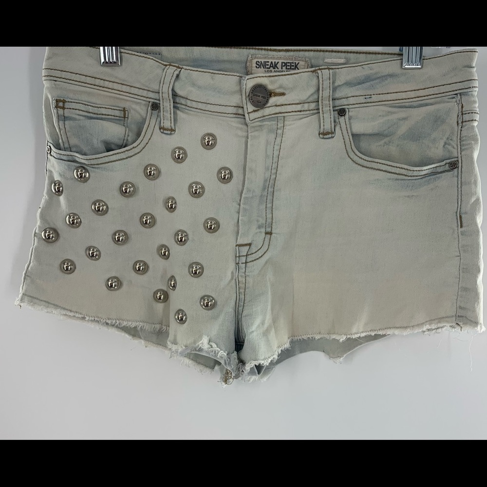 SNEAK PEEK  STUDDED RAW HEM LIGHT WASH DENIM SHORTS 30